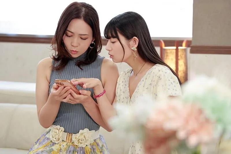 Người phụ nữ có chồng rủ cô bạn thân cùng ngoại tình với trai trẻ qua mạng